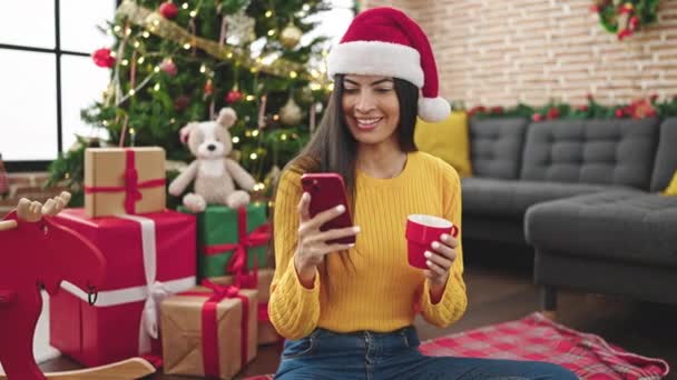Młoda Piękna Latynoska Kobieta Świętuje Boże Narodzenie Przy Użyciu Smartfona — Wideo stockowe