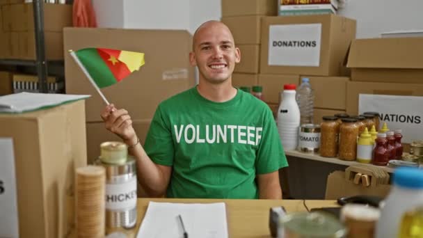 Νεαρός Ισπανός Εθελοντής Χαμογελώντας Αυτοπεποίθηση Κρατώντας Σημαία Καμηλοπάρδαλης Στο Φιλανθρωπικό — Αρχείο Βίντεο