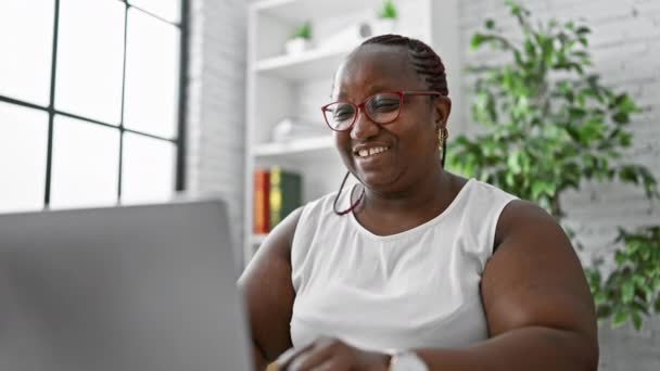 Pewna Siebie Afroamerykanka Odnosząca Sukcesy Pracownik Biznesu Podnosząca Rękę Świętującym — Wideo stockowe
