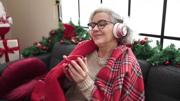 Middelbare Leeftijd Vrouw Met Grijs Haar Luisteren Naar Muziek Drinken — Stockvideo