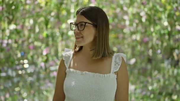 Mujer Hispana Feliz Con Gafas Una Exploración Inmersiva Exposición Futurista — Vídeos de Stock