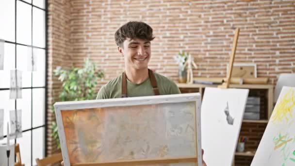 Zelfverzekerde Jonge Spaanse Tiener Kunstenaar Vrolijk Schilderend Glimlachend Kijkend Naar — Stockvideo