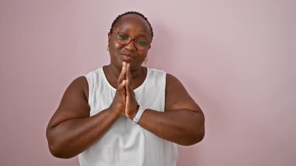 African American Woman Standing Hands Together Praying Isolated Pink Background — Stock Video