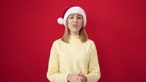 Joven Mujer Rubia Sonriendo Confiada Usando Sombrero Navidad Sobre Fondo — Vídeo de stock