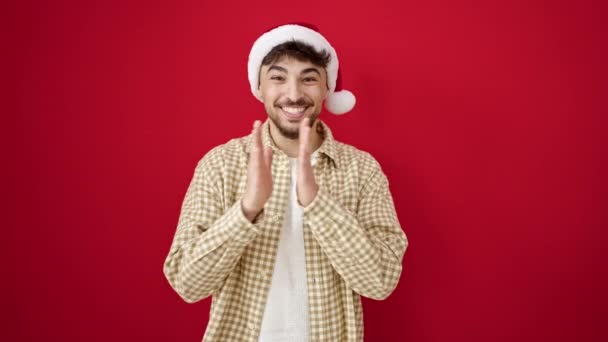 Νεαρός Άραβας Φοράει Χριστουγεννιάτικο Καπέλο Χαρούμενη Έκφραση Πάνω Από Απομονωμένο — Αρχείο Βίντεο