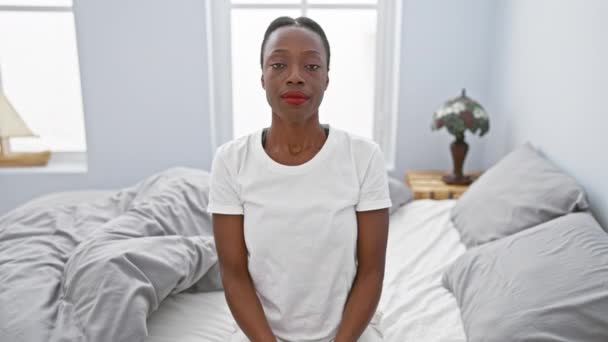 Upprörd Afrikansk Amerikansk Kvinna Ligger Sängen Händerna Pekar Olika Riktningar — Stockvideo