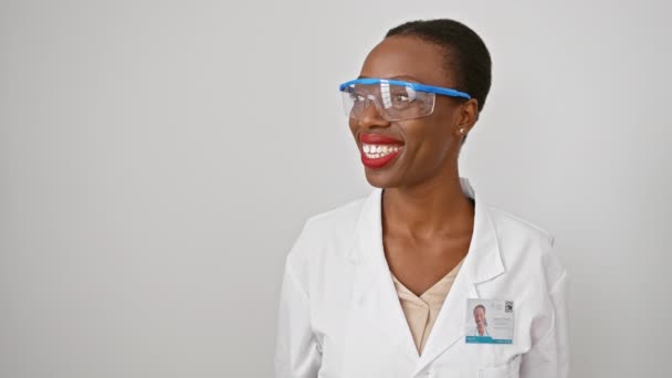Mujer Afroamericana Confiada Una Científica Sonriente Uniforme Posa Perfil Lateral — Vídeos de Stock