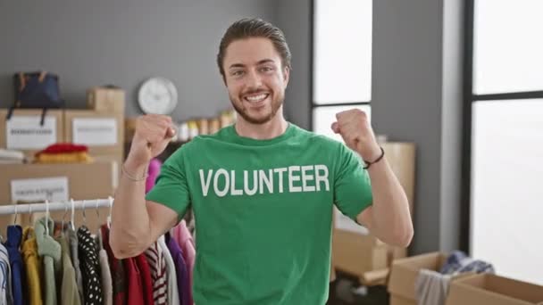 Joven Hispano Voluntario Aplaudiendo Las Manos Celebrando Centro Caridad — Vídeos de Stock