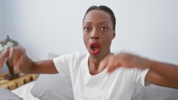 Mujer Afroamericana Desconcertada Acostada Cama Mostrando Una Señal Aceptable Con — Vídeo de stock