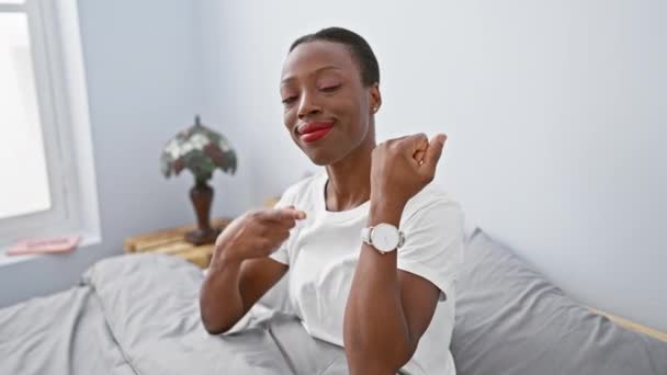 임팩트 아프리카계 미국인 여성은 서둘러 시계를 가리키고 침대에서 편안하게 아름다운 — 비디오