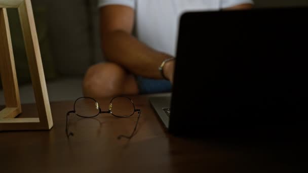 Jovem Hispânico Vestindo Óculos Para Usar Laptop Sentado Sofá Casa — Vídeo de Stock