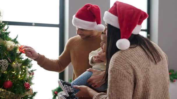 自宅でクリスマスツリーを飾るカップルと息子 — ストック動画