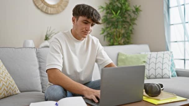 Estressado Jovem Adolescente Hispânico Sentado Estudando Seu Laptop Casa Rosto — Vídeo de Stock