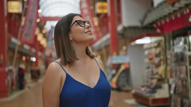 Viagem Japonesa Feliz Mulher Hispânica Bela Senhora Vestida Óculos Despreocupada — Vídeo de Stock