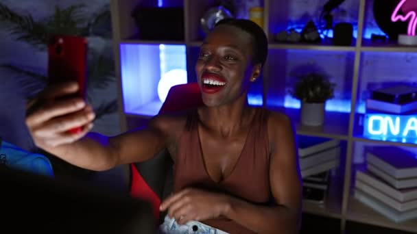 Африканская Американка Стример Улыбается Уверенно Имея Видеозвонок Игровой Комнате — стоковое видео