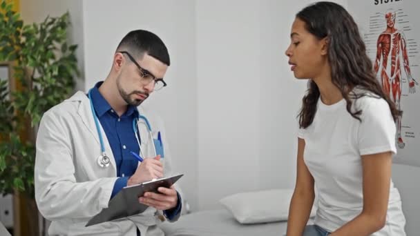 Allvarlig Sjukvårdspersonal Koncentrerar Sig Att Skriva Patientens Medicinska Rapport Klinisk — Stockvideo