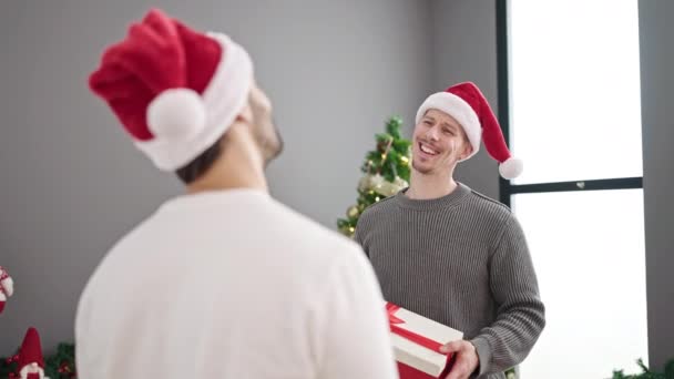 Dos Hombres Pareja Celebrando Navidad Celebración Regalo Abrazándose Entre Casa — Vídeos de Stock