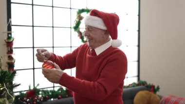 Evdeki son sınıf Noel ağacı.