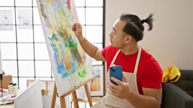 Genç Çinli sanatçı akıllı telefonuyla çizime daldı, sanat stüdyosundaki teknoloji yaratıcılığını benimsedi.