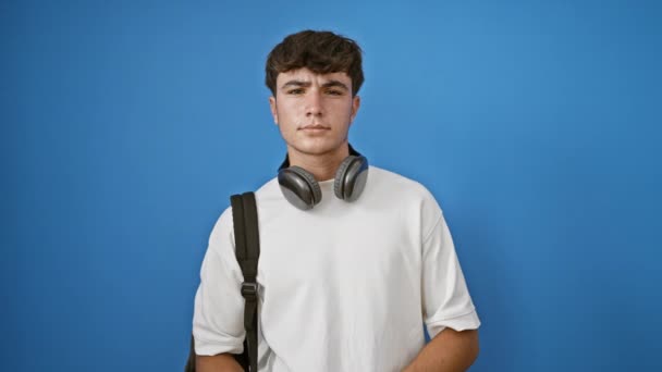 Joven Adolescente Hispano Alegre Estudiante Confiado Sonriendo Alegremente Usando Auriculares — Vídeos de Stock