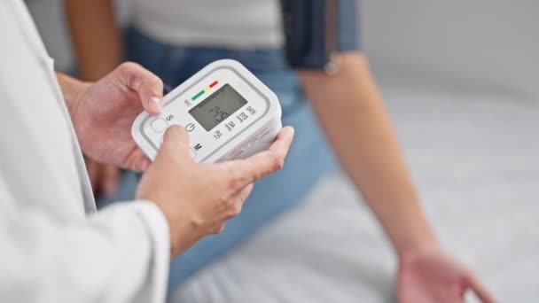 Läkare Och Patient Mäter Puls Med Tensiometer Kliniken — Stockvideo