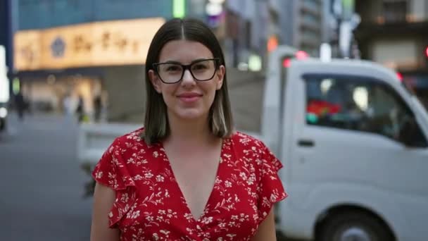 Mujer Hispana Confiada Una Hermosa Morena Con Gafas Posando Alegremente — Vídeos de Stock