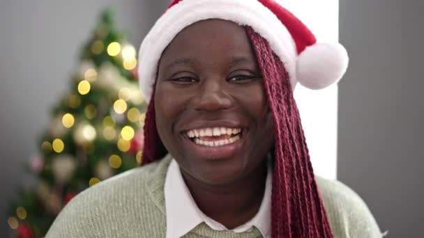 自宅でクリスマスツリーで笑顔の編み毛のアフリカの女性 — ストック動画