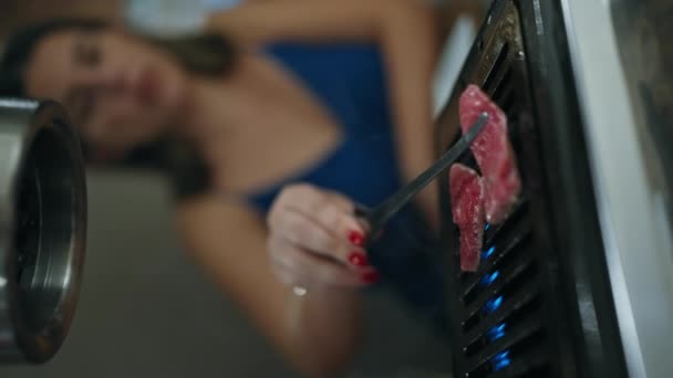 现代就餐体验 年轻女子的手在日本餐馆的烤架上煮着美味的 稀有的芝麻牛肉 品尝着多汁的烤肉 — 图库视频影像