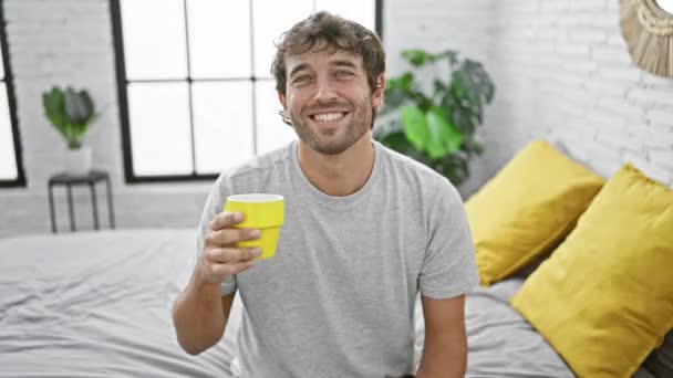 Neşeli Genç Adam Yatağında Sabah Kahvesini Yudumluyor Bir Fikri Işaret — Stok video