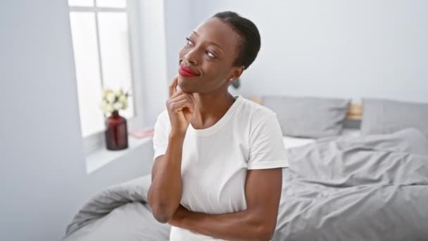 Tankeväckande Afrikansk Amerikansk Kvinna Ligger Bekvämt Sovrummet Säng Hand Haka — Stockvideo