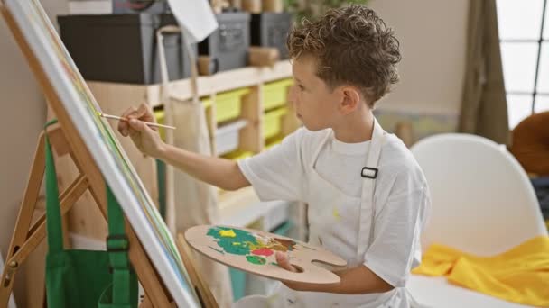 Roztomilý Blonďatý Chlapec Umělec Sebevědomě Usmívá Když Užívá Kreslení Ateliéru — Stock video