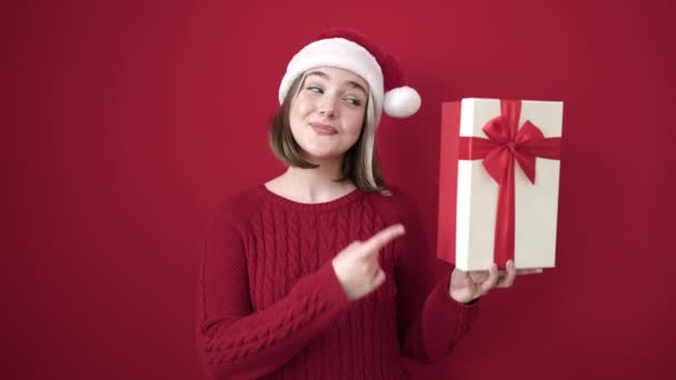 Mujer Rubia Joven Con Sombrero Navidad Señalando Con Dedo Regalo — Vídeo de stock