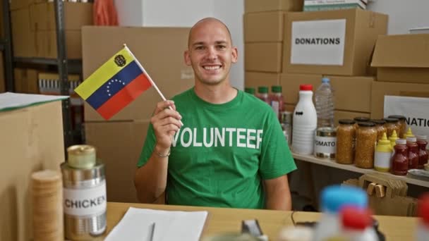 Jonge Spaanse Man Glimlacht Vol Zelfvertrouwen Vlag Van Venezuela Houden — Stockvideo