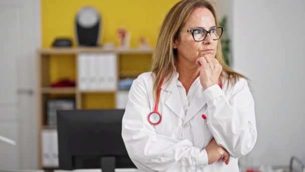 Hispánka Středního Věku Lékař Stojící Pochybnostmi Výraz Myšlení Klinice — Stock video