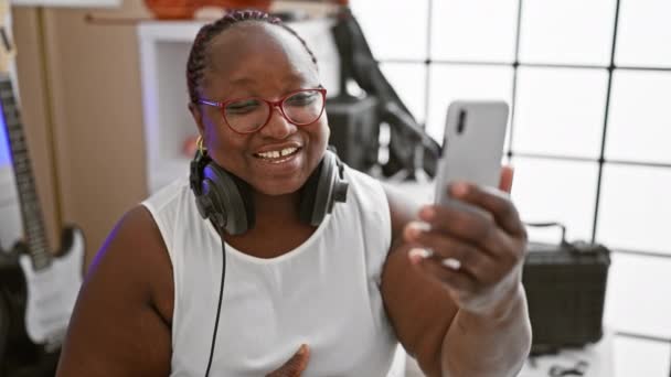 Jornalista Americana Africana Vibrante Hospedando Podcast Vivo Estúdio Música Videochamada — Vídeo de Stock