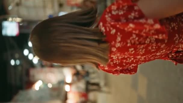 自信而美丽的他的惊慌失措的女人 戴着眼镜 站着一副快乐而成功的画像 微笑着 环视着生机勃勃的Osaka大街 沐浴在日本城市的夜生活中 — 图库视频影像