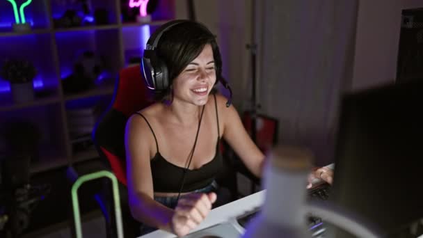 Fängslande Latinamerikanska Gamer Gal Balkar Rycka Sina Hörlurar Hennes Hem — Stockvideo