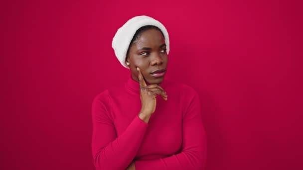 Африканская Американка Рождественской Шляпе Выражением Идеи Изолированном Красном Фоне — стоковое видео