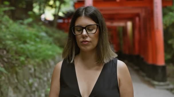 Gözlüklü Göz Kamaştırıcı Spanyol Kadın Finans Sektörünü Seçiyor Elinde Japonya — Stok video