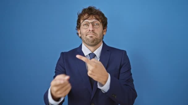 Junger Mann Business Anzug Finger Zeigen Auf Entgegengesetzte Seiten Uneinigkeit — Stockvideo