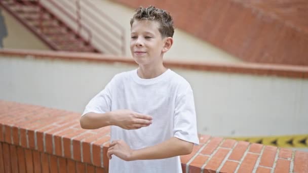 Αξιολάτρευτο Ξανθό Αγόρι Αυτοπεποίθηση Χαμογελώντας Απολαμβάνει Διασκέδαση Στέκεται Ένα Αστικό — Αρχείο Βίντεο