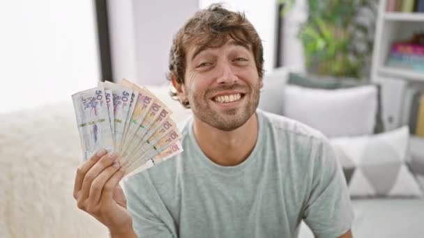 Opgewonden Jongeman Die Colombiaanse Peso Met Een Zelfverzekerde Vrolijke Glimlach — Stockvideo