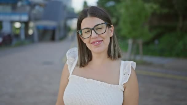 Mujer Hispana Sonriente Despreocupada Con Hermosa Sonrisa Gafas Posando Confiadamente — Vídeos de Stock