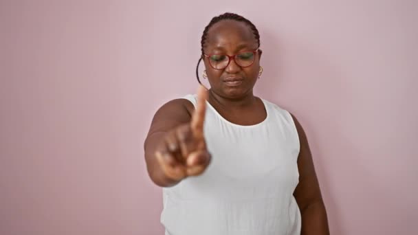 Resilient Afrikansk Amerikansk Kvinna Storlek Står Avslappnad Stil Säger Nej — Stockvideo