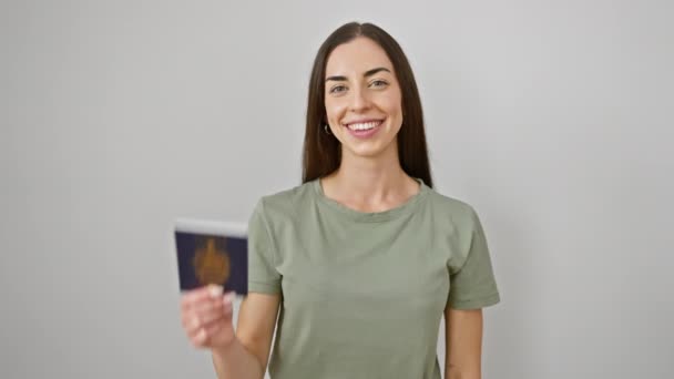 快乐的年轻惊慌失措的女人 满面笑容 自信地持有护照 在白色的背景下被隔离 高兴地准备在地球上小跑 — 图库视频影像