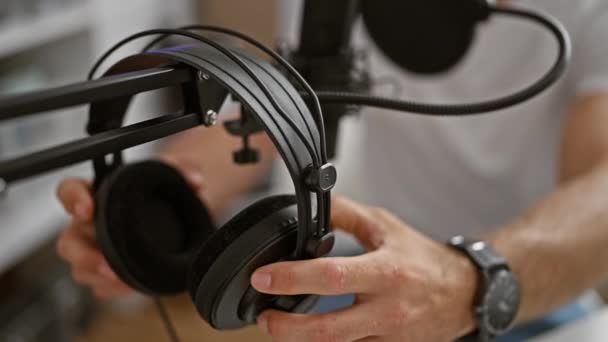 Genç Spanyol Müzisyen Müzik Stüdyosunda Şarkı Söyleyen Kulaklık Takıyor — Stok video
