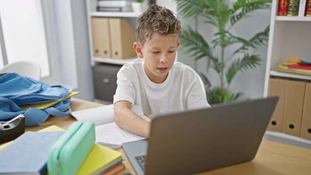 Αξιολάτρευτο Ξανθό Αγόρι Φοιτητής Γιορτάζει Ακαδημαϊκή Νίκη Μελετώντας Φορητό Υπολογιστή — Αρχείο Βίντεο
