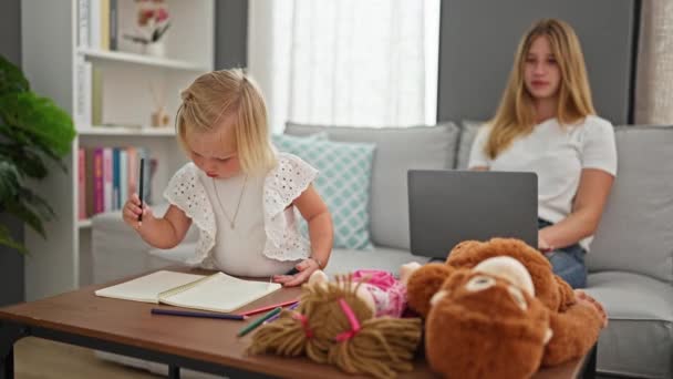 Evde Dinlenirken Kafkas Anne Kızı Birlikte Kanepede Otururken Dizüstü Bilgisayarla — Stok video
