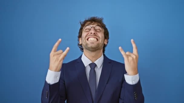 Modré Pozadí Šílenství Mladý Muž Obleku Nádherně Gestikulující Rockový Symbol — Stock video