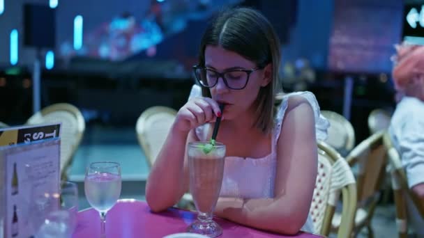 Prachtige Spaanse Vrouw Die Geniet Van Een Gladde Romige Milkshake — Stockvideo